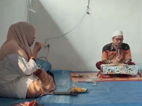 TEMA : HUKUM MEMAKAI DAN MENGUSAP SEPATU KETIKA BERWUDHU